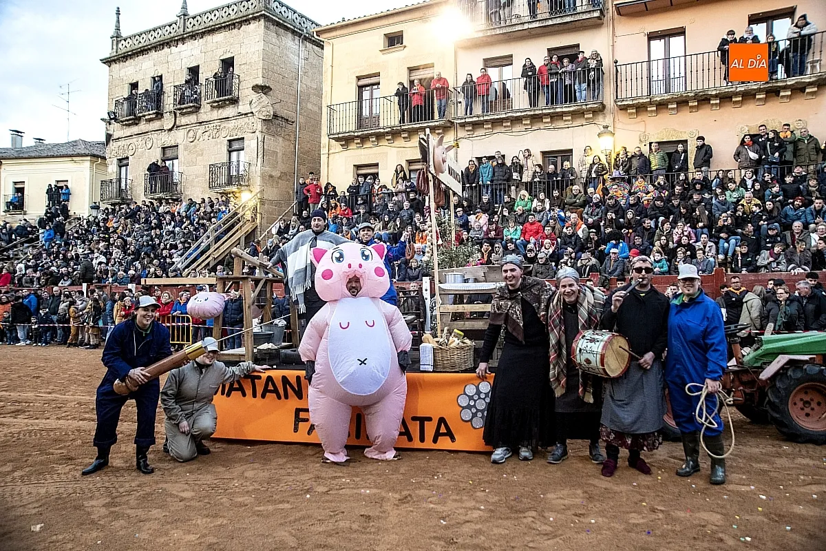 Foto 15 - Un drag&oacute;n gigante y un marrano a la fuga los dos &uacute;nicos participantes en el desfile de carrozas