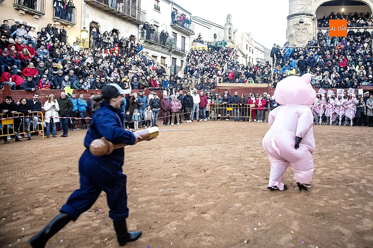 Foto 18 - Un drag&oacute;n gigante y un marrano a la fuga los dos &uacute;nicos participantes en el desfile de carrozas