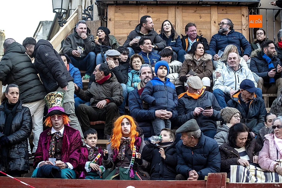 Foto 4 - Un drag&oacute;n gigante y un marrano a la fuga los dos &uacute;nicos participantes en el desfile de carrozas