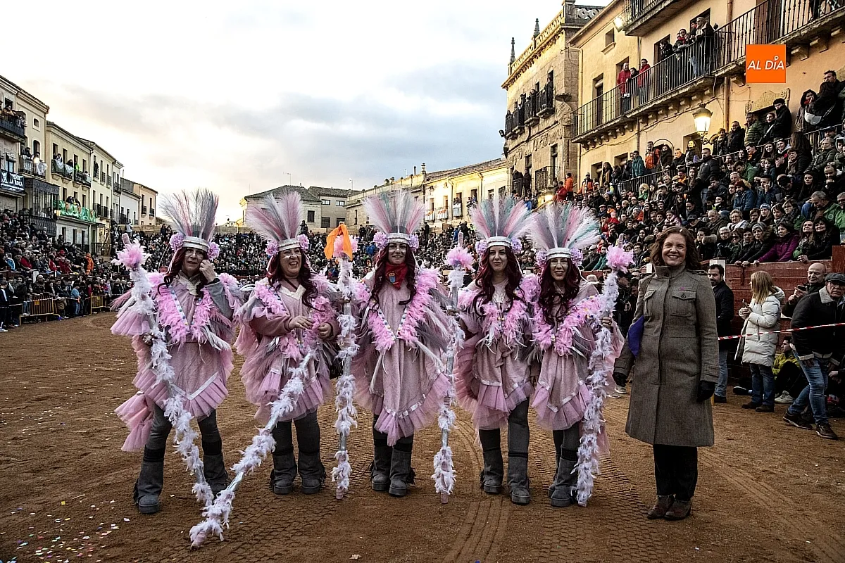 Foto 6 - Un drag&oacute;n gigante y un marrano a la fuga los dos &uacute;nicos participantes en el desfile de carrozas