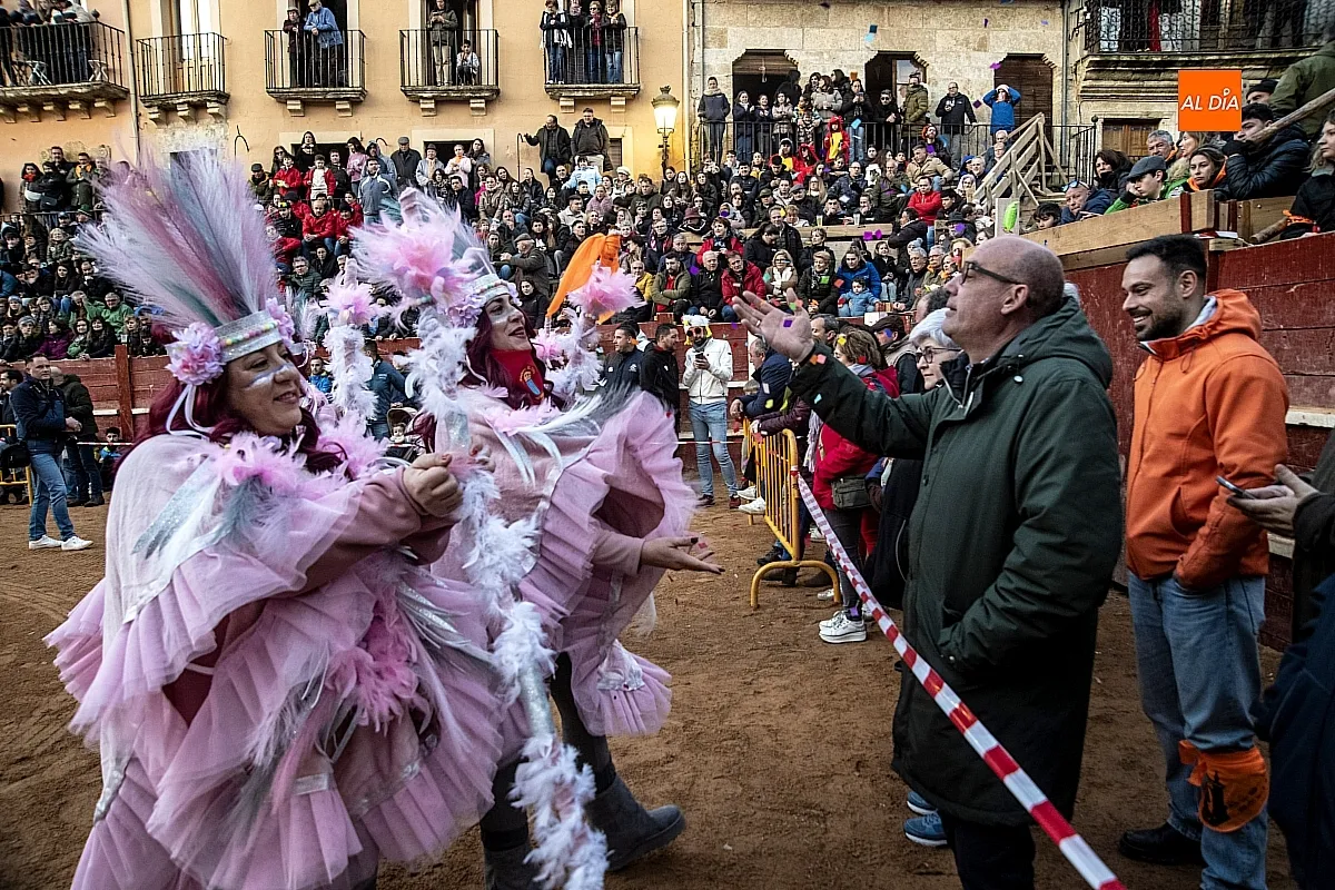 Foto 7 - Un drag&oacute;n gigante y un marrano a la fuga los dos &uacute;nicos participantes en el desfile de carrozas