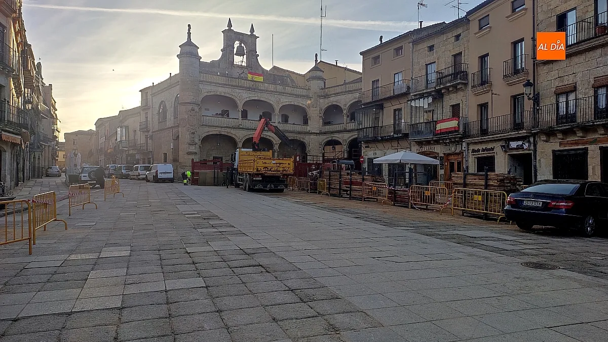 Trabajos de desmontaje en la Plaza Mayor tras el Carnaval
