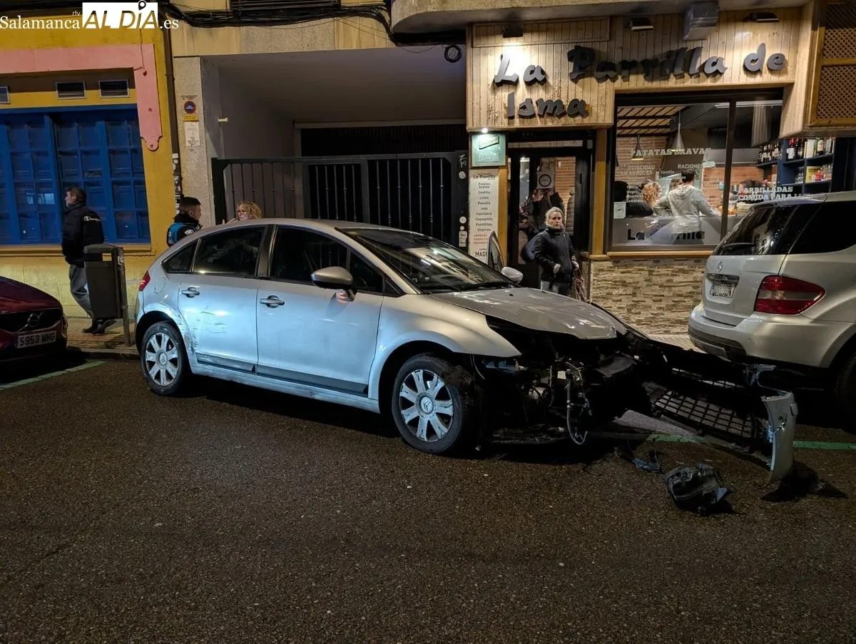 Estado en el que quedó el turismo tras el choque con una moto en la calle Van Dyck, que se ha tenido que cortar al tráfico. Fotos: David Sañudo