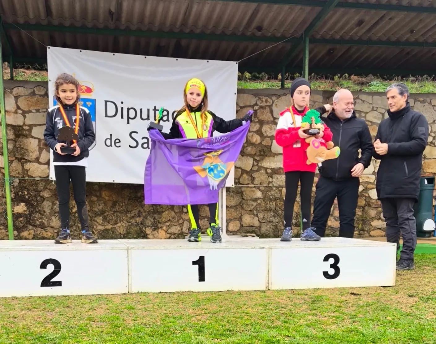 Foto 2 - Orgullo pe&ntilde;arandino! La benjamina Alba Romero, campeona provincial de los Juegos Escolares en Campo a Trav&eacute;s 