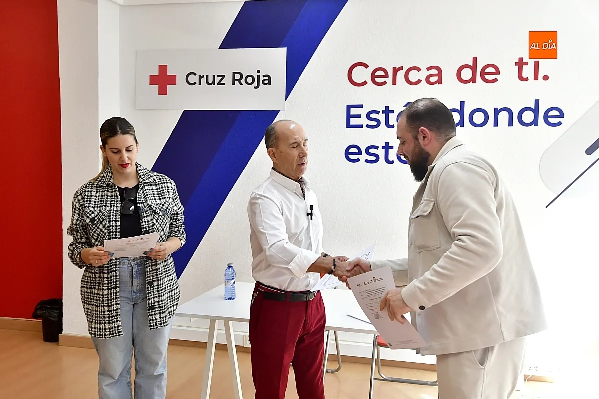 Entrega de diplomas al los participantes programa 