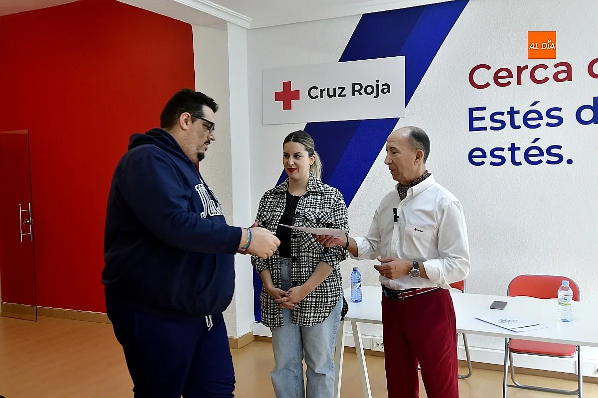 Entrega de diplomas al los participantes programa 