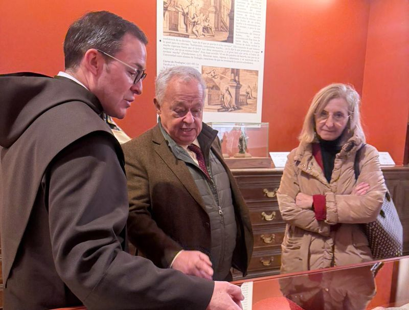 Santonja visita la exposición de San Juan en Alba