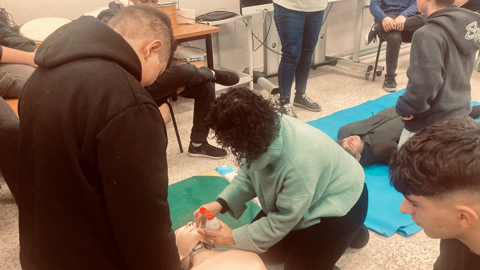 Alumnos del CEO Miguel Delibes de Macotera aprenden primeros auxilios y manejo del DEA junto a sanitarios del Centro de Salud peñarandino