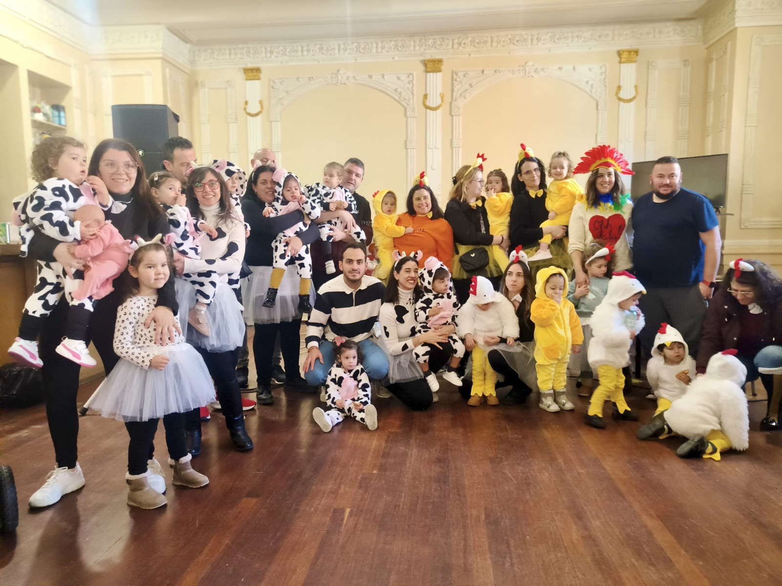 Pollitos, vacas o granjeras: El Carnaval del CEI Gloria Fuertes llena de color y alegría las calles con su animado desfile y fiesta