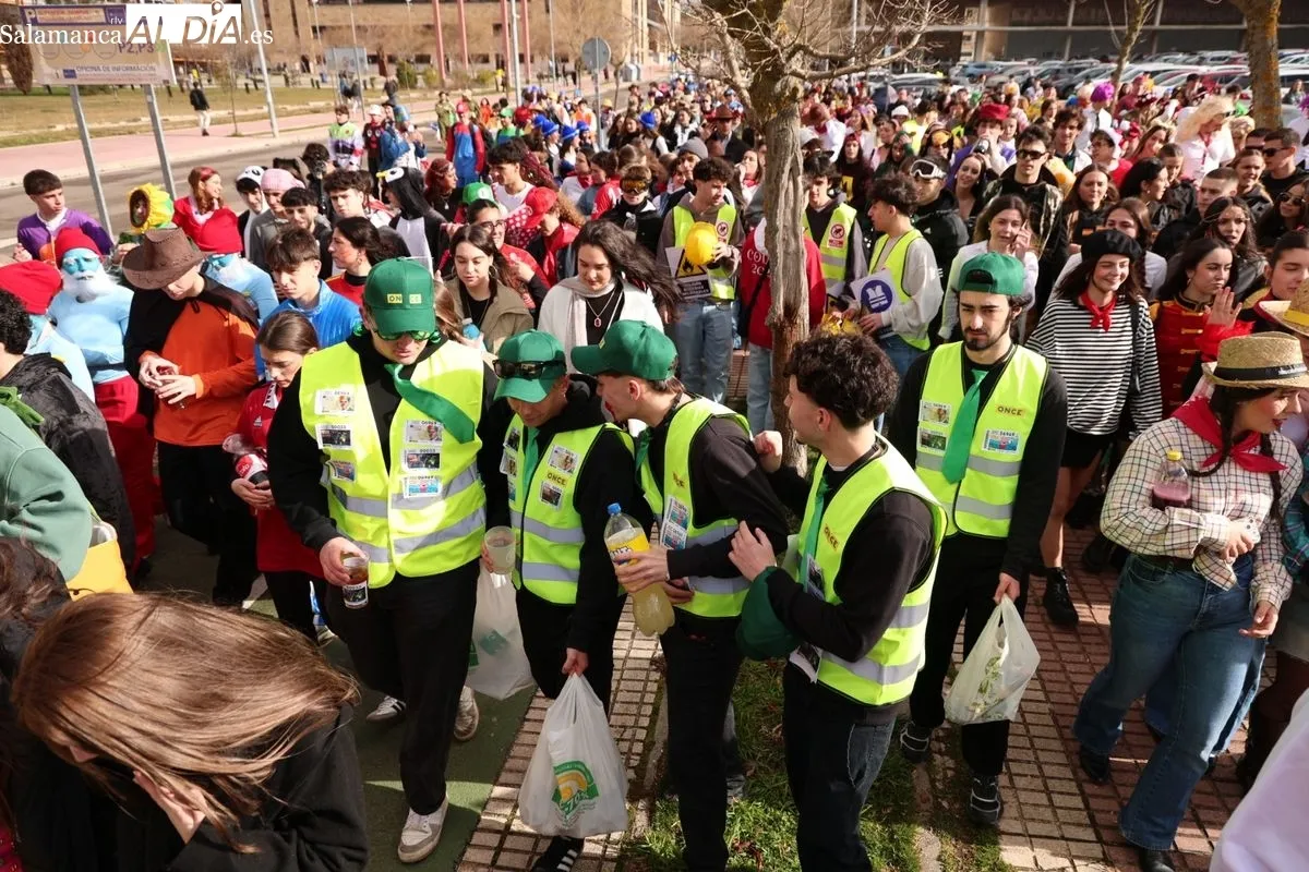 El desfile del Codex llena de color y música el Campus Unamuno con cientos de estudiantes de Derecho. Foto de David Sañudo