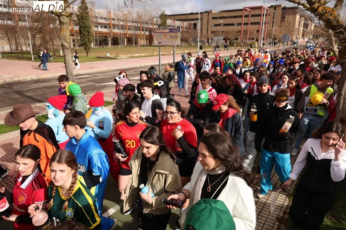 El desfile del Codex llena de color y música el Campus Unamuno con cientos de estudiantes de Derecho. Foto de David Sañudo