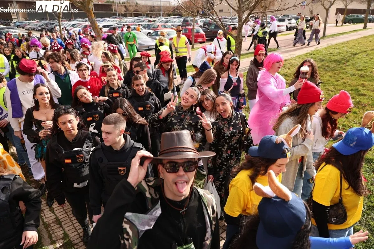 El desfile del Codex llena de color y música el Campus Unamuno con cientos de estudiantes de Derecho. Foto de David Sañudo