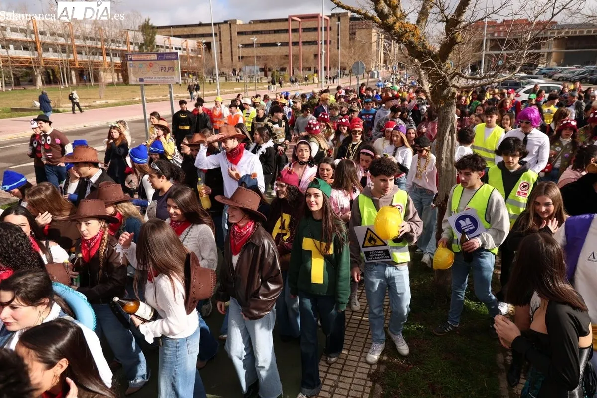El desfile del Codex llena de color y música el Campus Unamuno con cientos de estudiantes de Derecho. Foto de David Sañudo