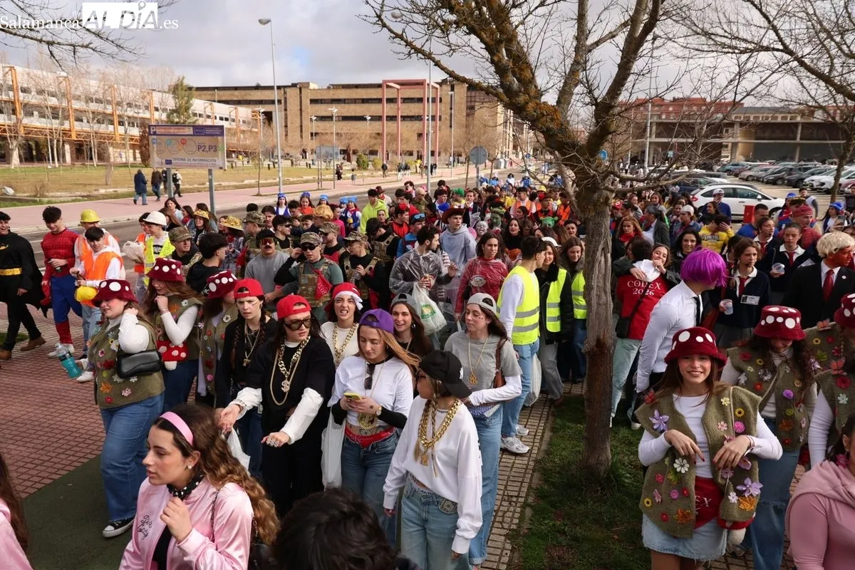 El desfile del Codex llena de color y música el Campus Unamuno con cientos de estudiantes de Derecho. Foto de David Sañudo