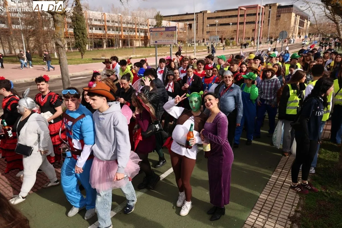 El desfile del Codex llena de color y música el Campus Unamuno con cientos de estudiantes de Derecho. Foto de David Sañudo
