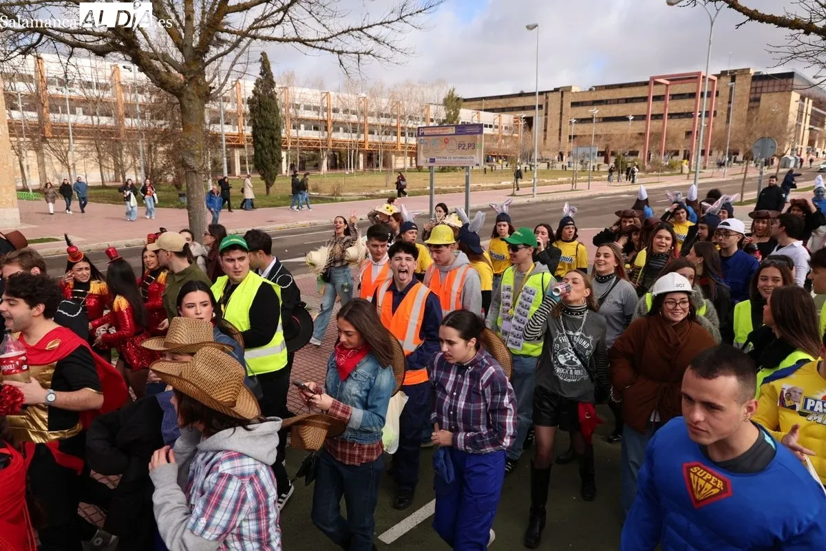El desfile del Codex llena de color y música el Campus Unamuno con cientos de estudiantes de Derecho. Foto de David Sañudo