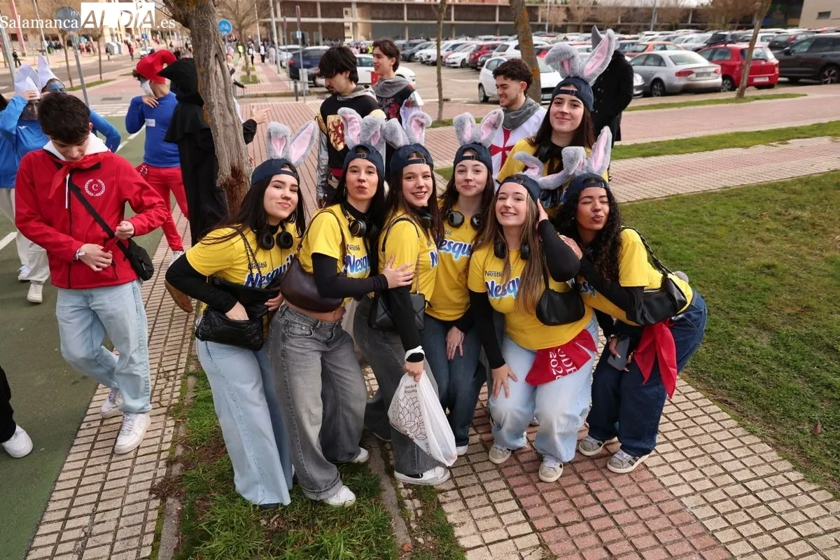 El desfile del Codex llena de color y música el Campus Unamuno con cientos de estudiantes de Derecho. Foto de David Sañudo