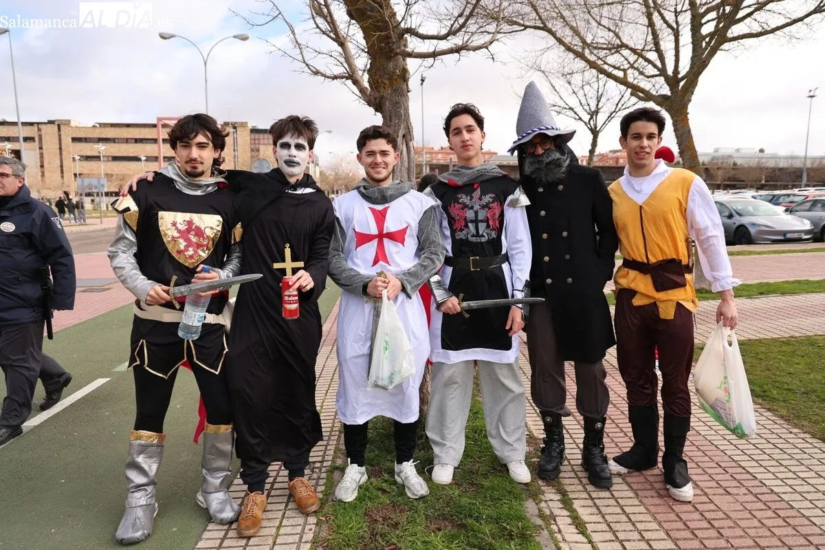 El desfile del Codex llena de color y música el Campus Unamuno con cientos de estudiantes de Derecho. Foto de David Sañudo
