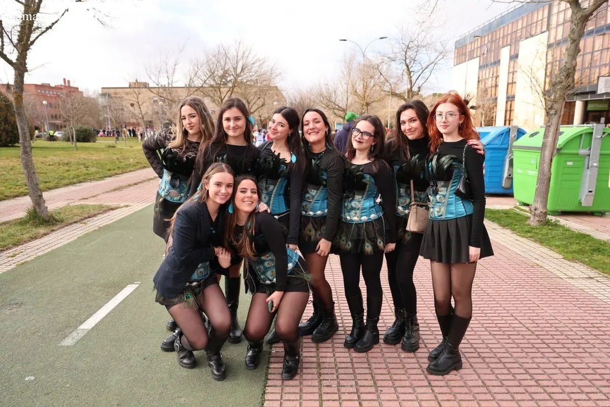 El desfile del Codex llena de color y música el Campus Unamuno con cientos de estudiantes de Derecho. Foto de David Sañudo
