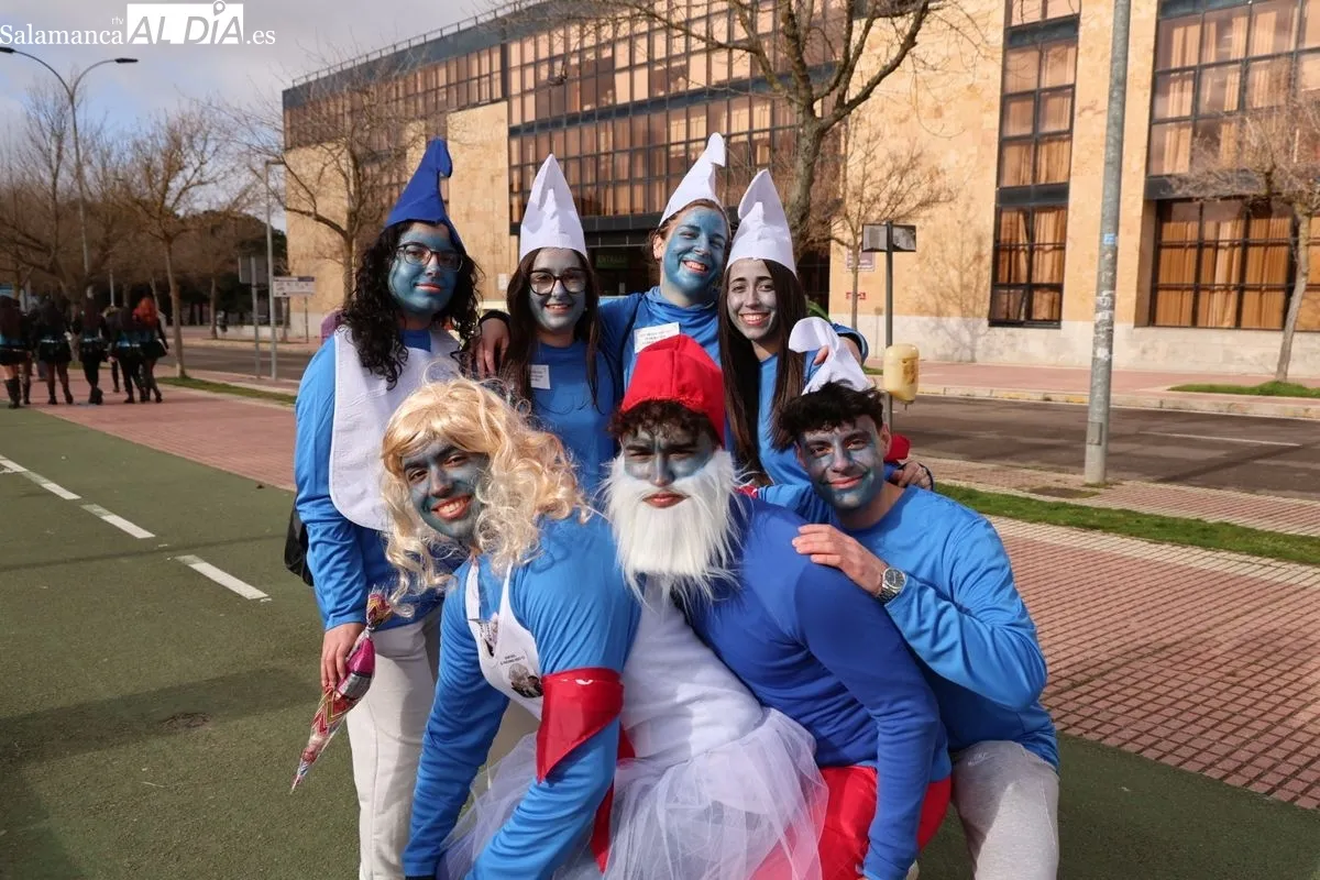 El desfile del Codex llena de color y música el Campus Unamuno con cientos de estudiantes de Derecho. Foto de David Sañudo