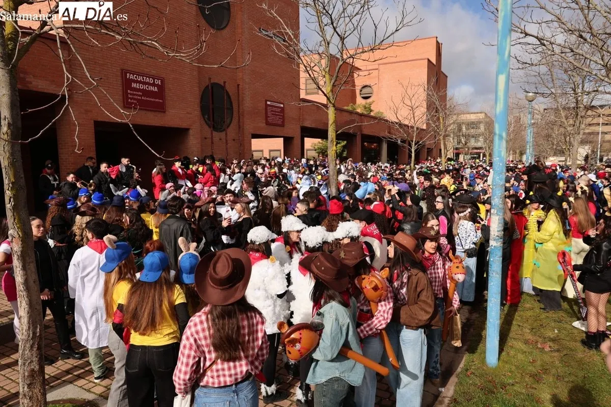 El desfile del Codex llena de color y música el Campus Unamuno con cientos de estudiantes de Derecho. Foto de David Sañudo