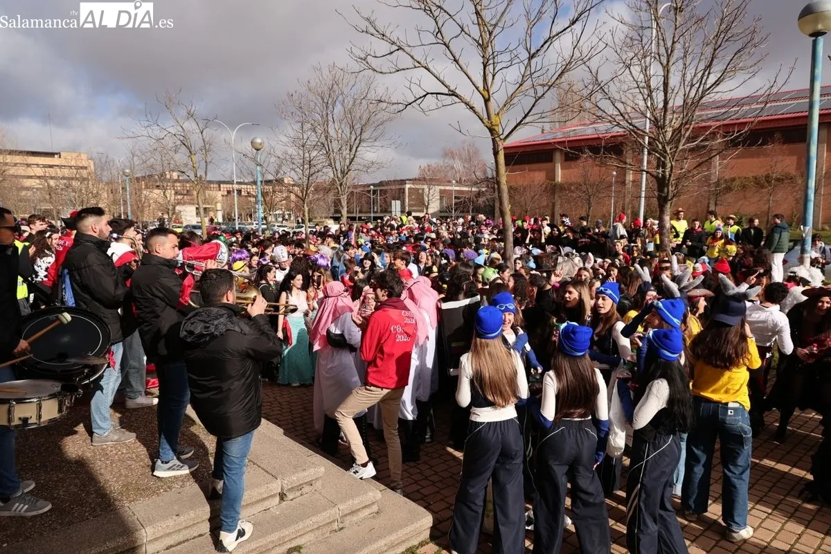 El desfile del Codex llena de color y música el Campus Unamuno con cientos de estudiantes de Derecho. Foto de David Sañudo