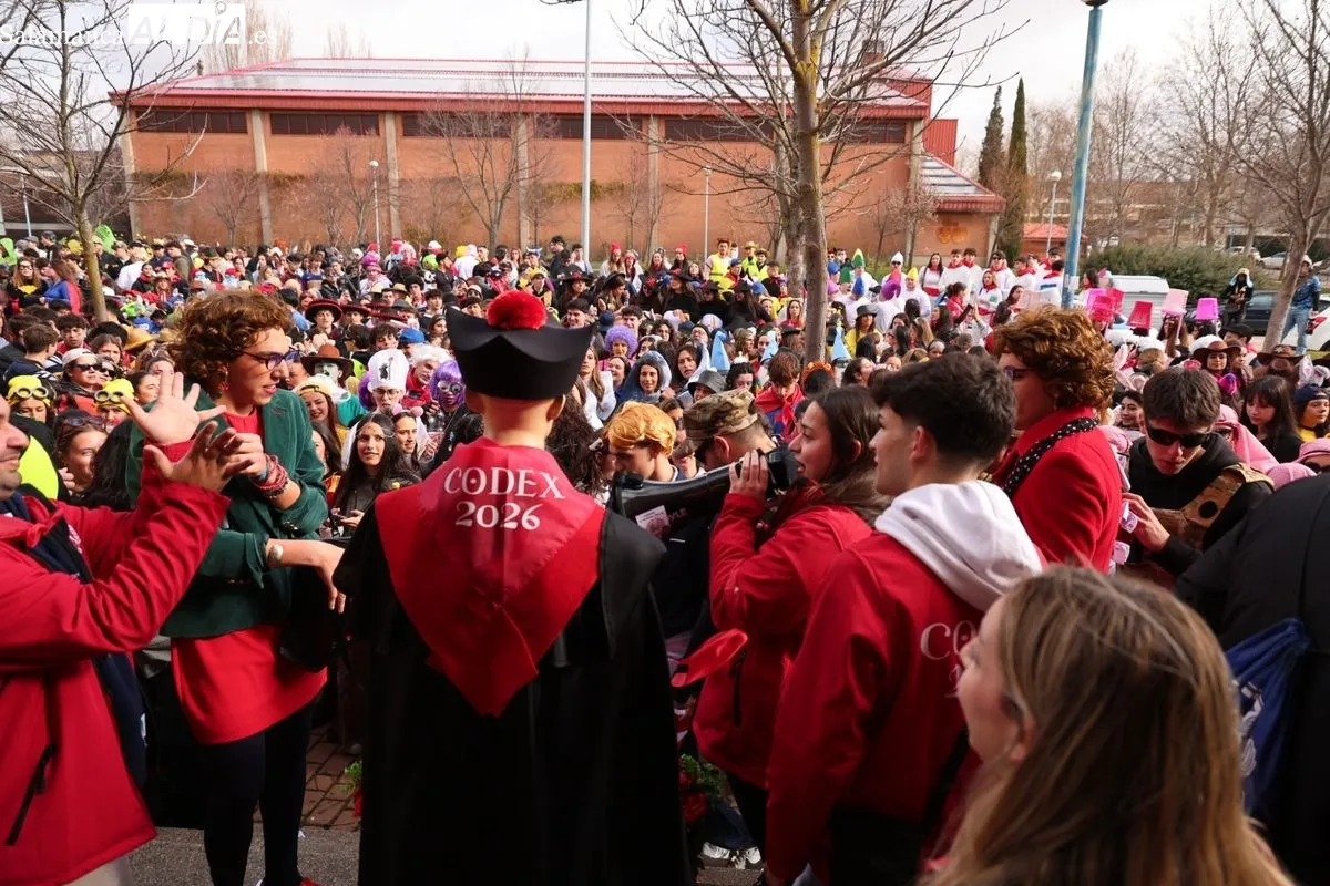 El desfile del Codex llena de color y música el Campus Unamuno con cientos de estudiantes de Derecho. Foto de David Sañudo