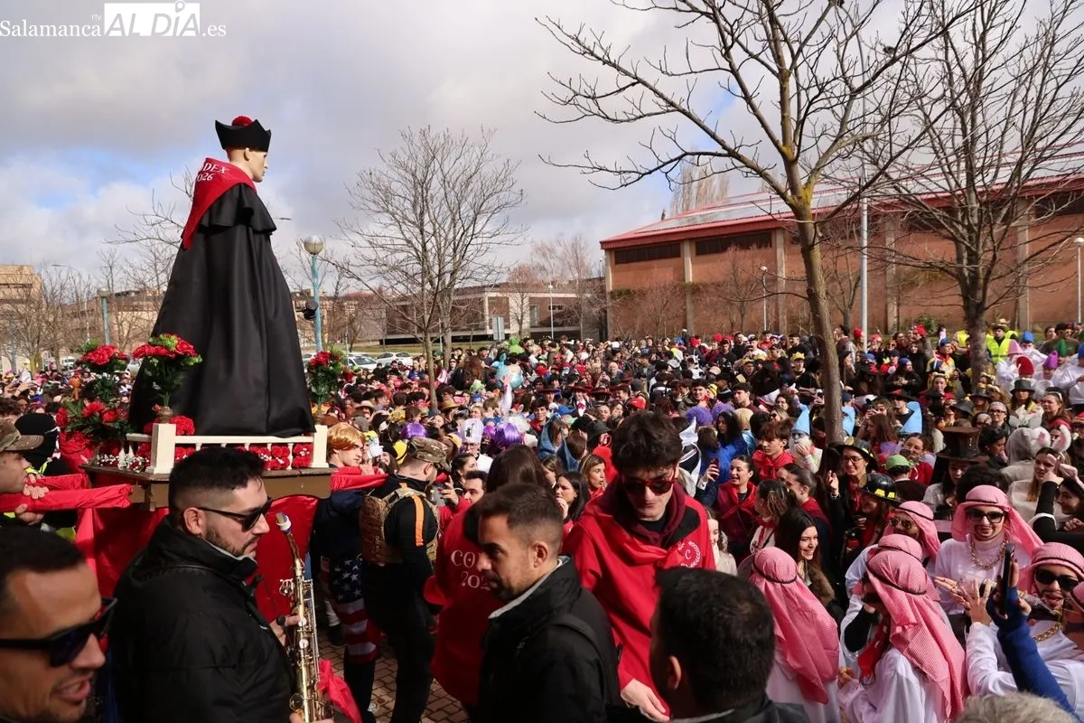 El desfile del Codex llena de color y música el Campus Unamuno con cientos de estudiantes de Derecho. Foto de David Sañudo