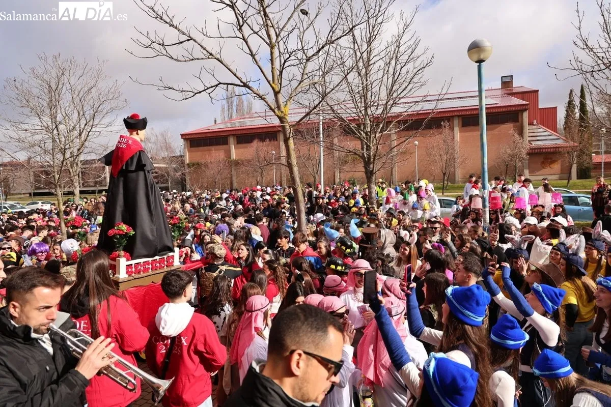 El desfile del Codex llena de color y música el Campus Unamuno con cientos de estudiantes de Derecho. Foto de David Sañudo