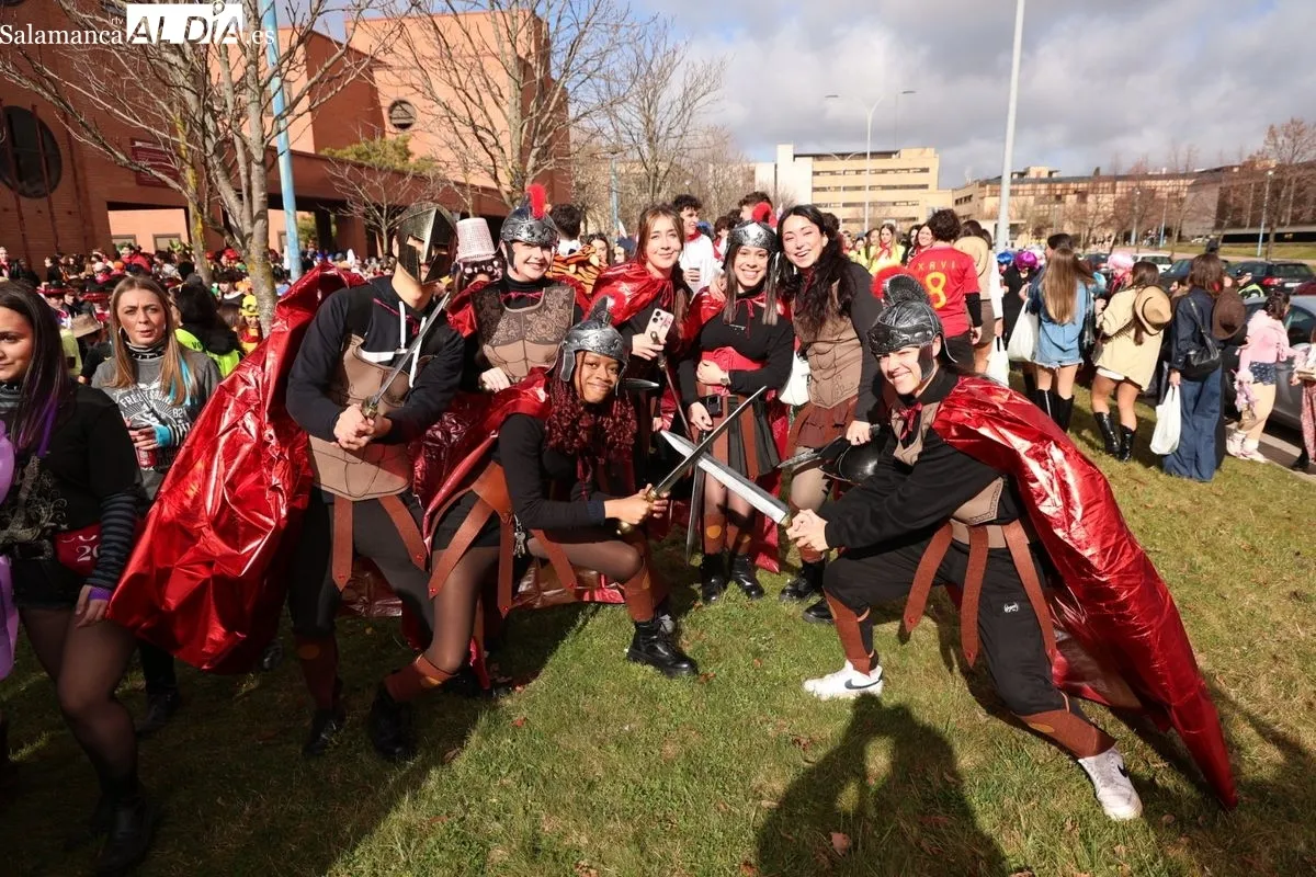 El desfile del Codex llena de color y música el Campus Unamuno con cientos de estudiantes de Derecho. Foto de David Sañudo