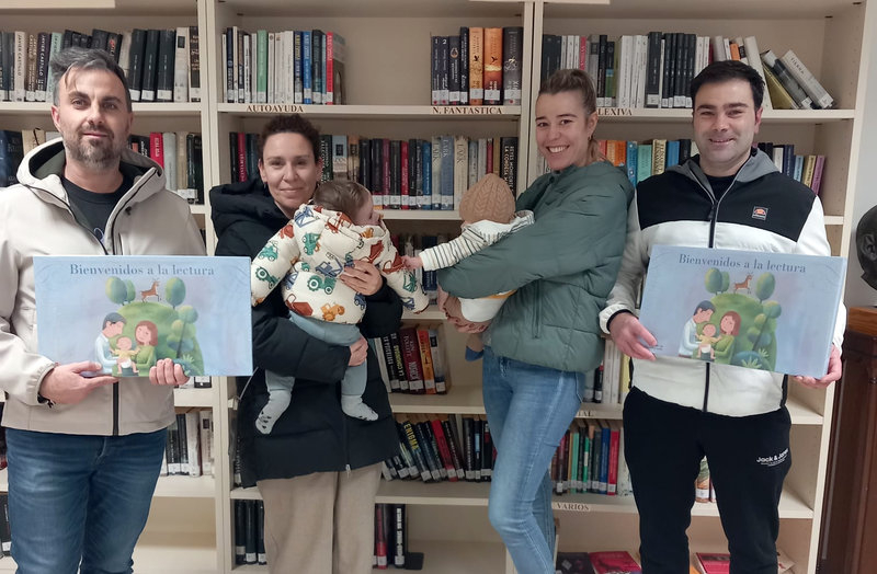 La Biblioteca de Alba entrega kits de lectura a bebés