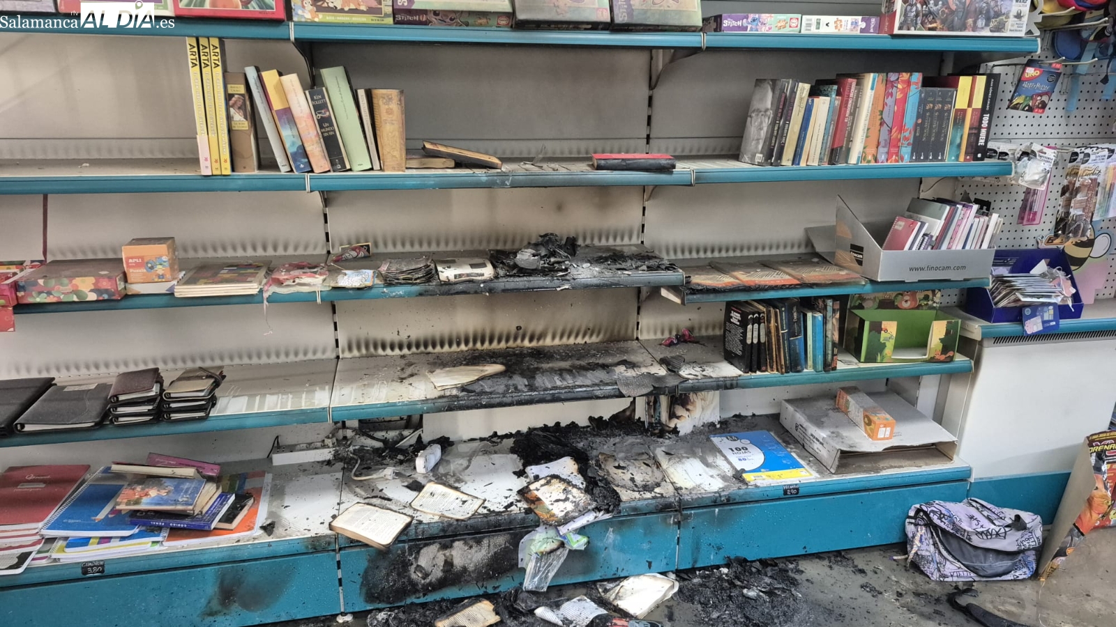 Robo e incendio en Librería El Desván: daños de hasta 7.000 euros
