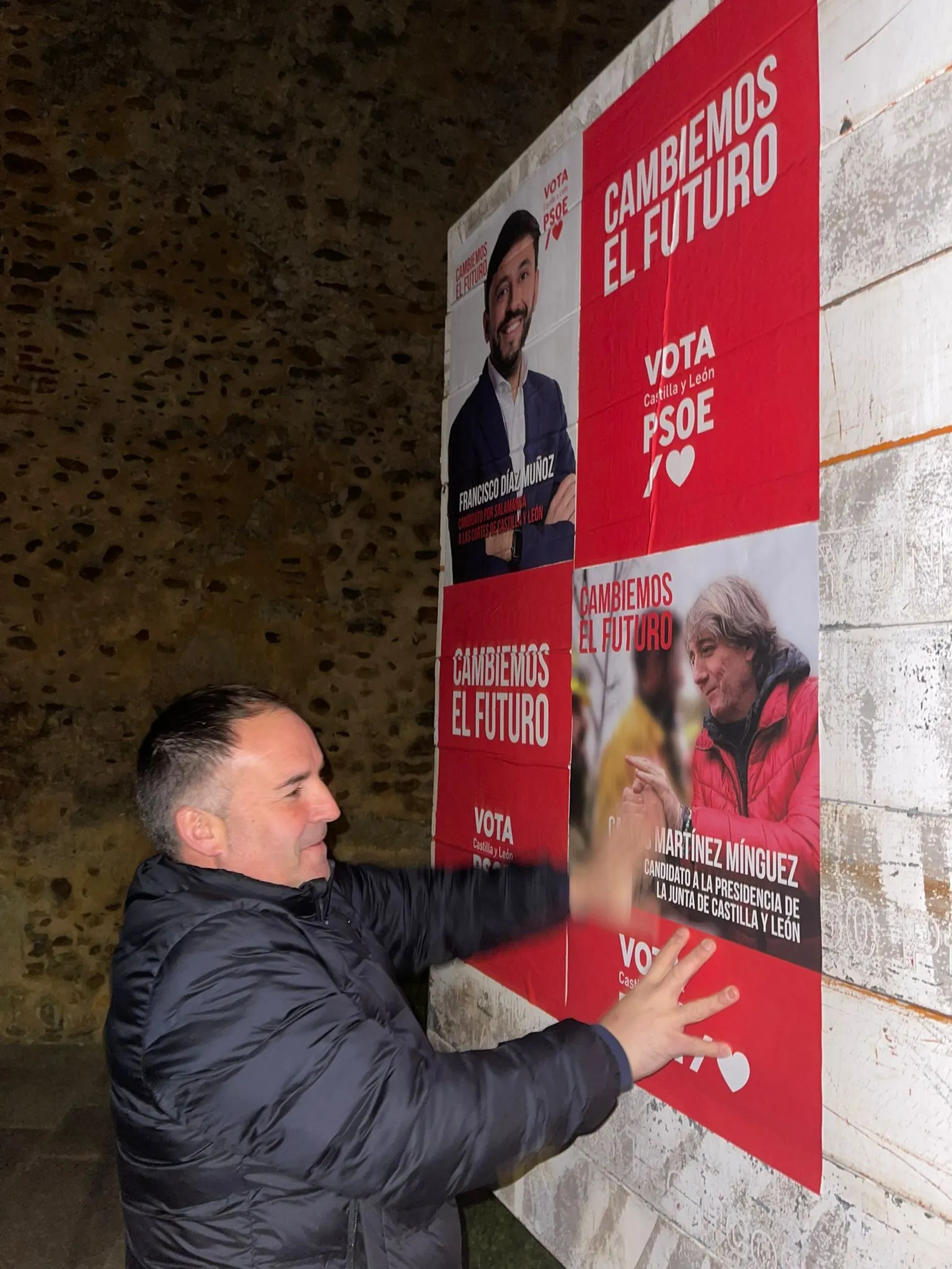 Foto 7 - El PSOE de Ciudad Rodrigo inicia la campa&ntilde;a auton&oacute;mica con la tradicional pegada de carteles