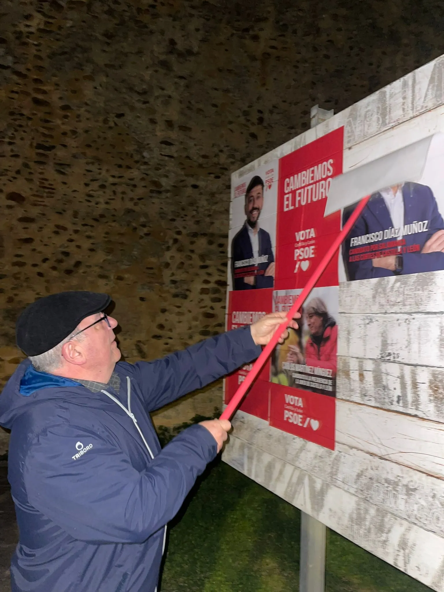 Foto 6 - El PSOE de Ciudad Rodrigo inicia la campa&ntilde;a auton&oacute;mica con la tradicional pegada de carteles