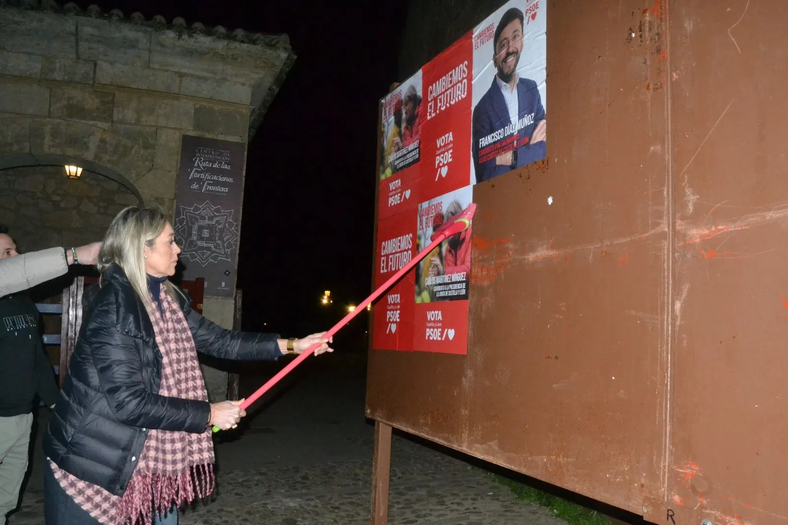Foto 4 - El PSOE de Ciudad Rodrigo inicia la campa&ntilde;a auton&oacute;mica con la tradicional pegada de carteles