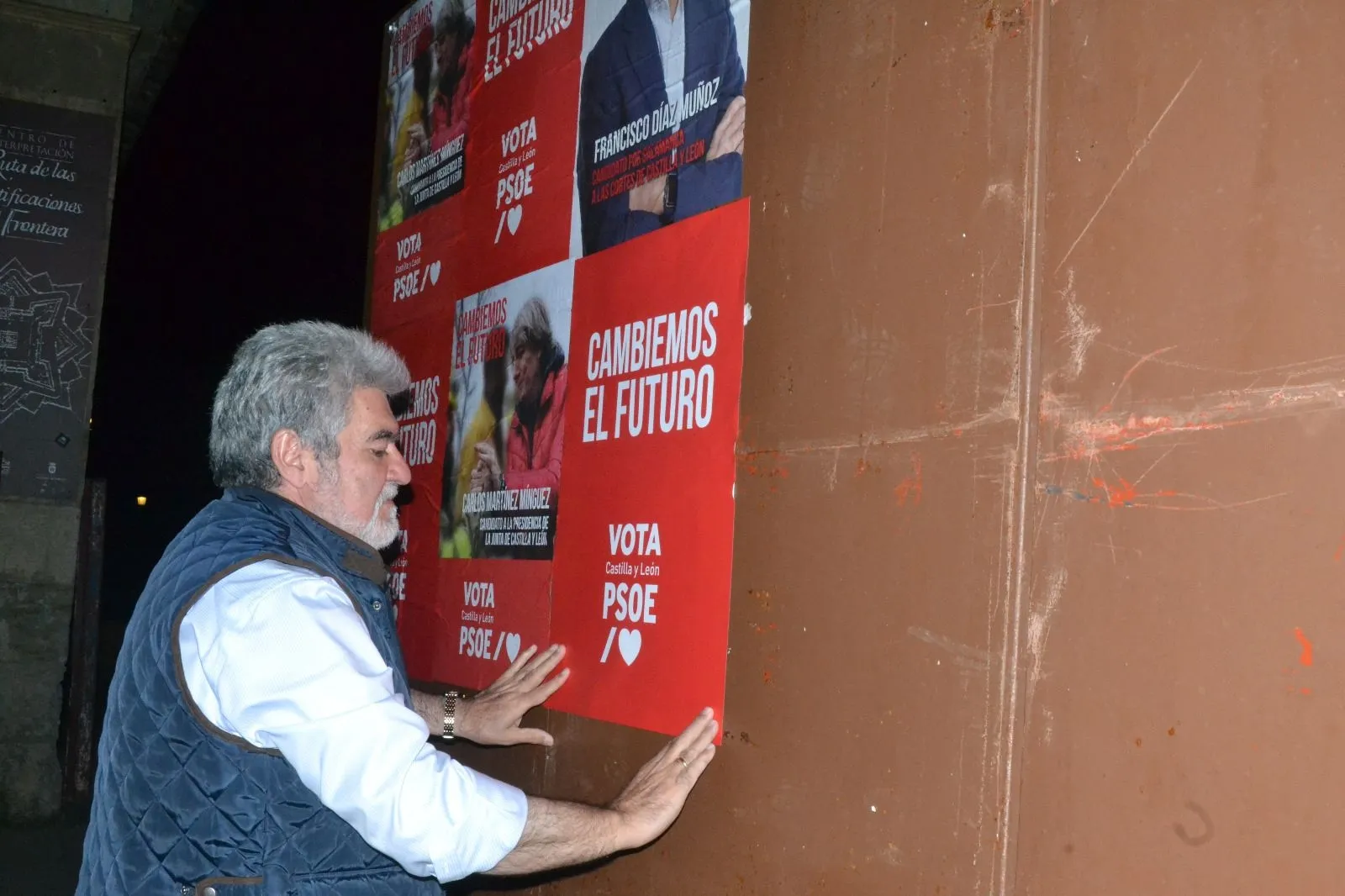 Foto 3 - El PSOE de Ciudad Rodrigo inicia la campa&ntilde;a auton&oacute;mica con la tradicional pegada de carteles