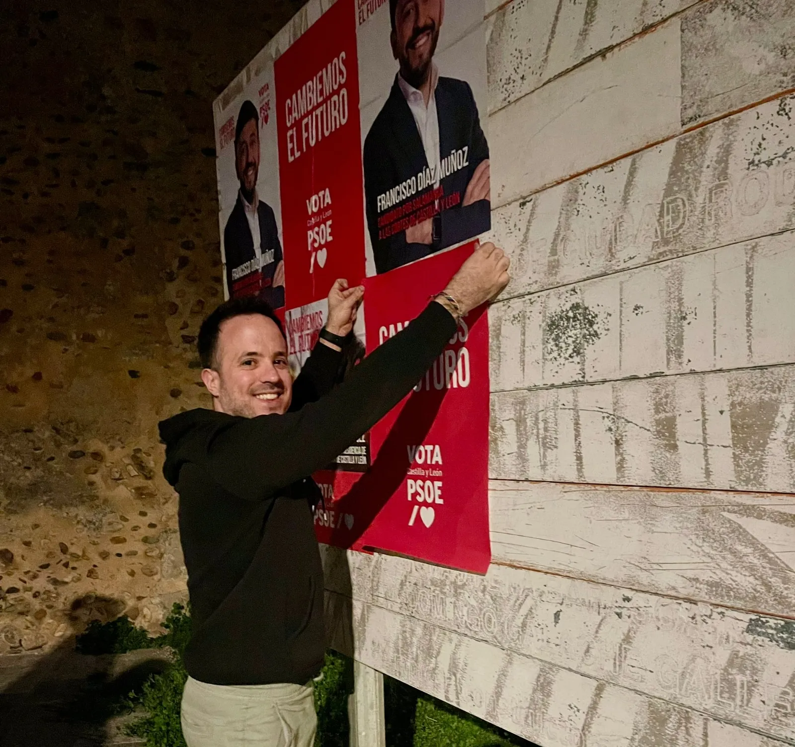 Foto 2 - El PSOE de Ciudad Rodrigo inicia la campa&ntilde;a auton&oacute;mica con la tradicional pegada de carteles