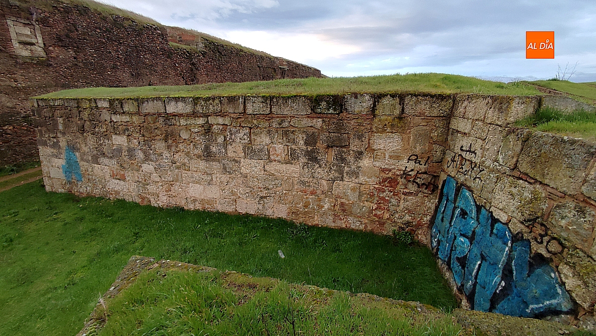 Ataque vandálico a uno de los maluartes de la muralla mirobrigense