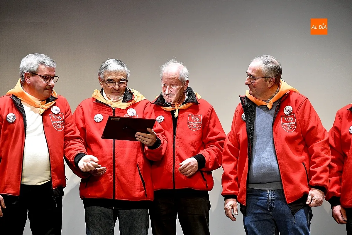 Foto 10 - La radio y la historia del Carnaval se abrazan en el preg&oacute;n de David Vicente y el premio a 'Los Pac&iacute;ficos'