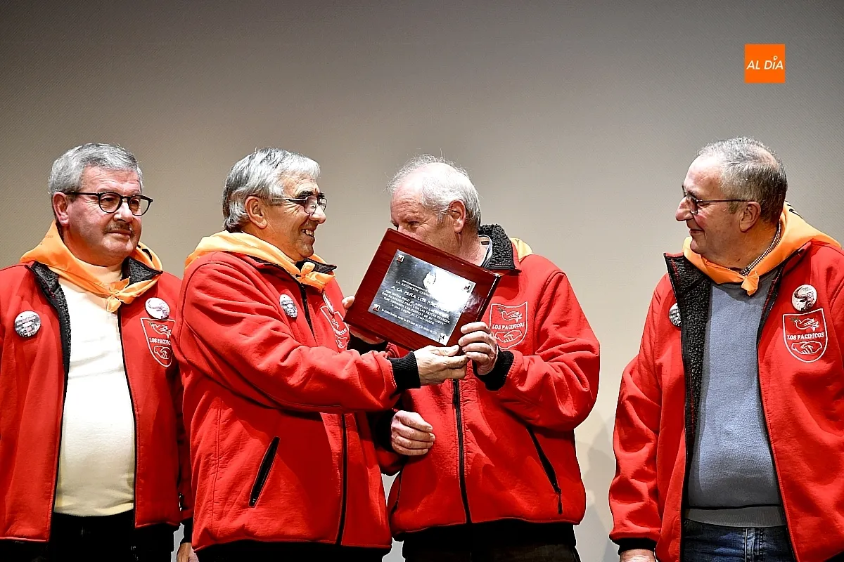 Foto 11 - La radio y la historia del Carnaval se abrazan en el preg&oacute;n de David Vicente y el premio a 'Los Pac&iacute;ficos'