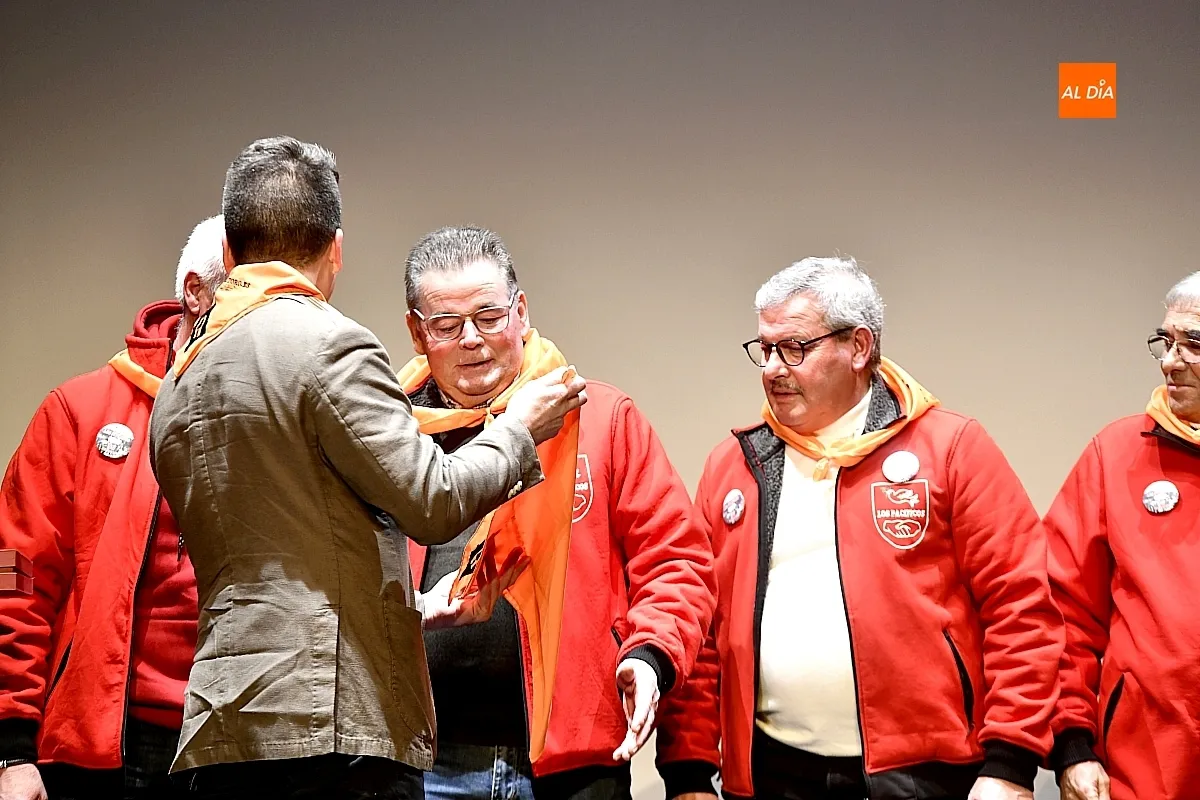 Foto 6 - La radio y la historia del Carnaval se abrazan en el preg&oacute;n de David Vicente y el premio a 'Los Pac&iacute;ficos'