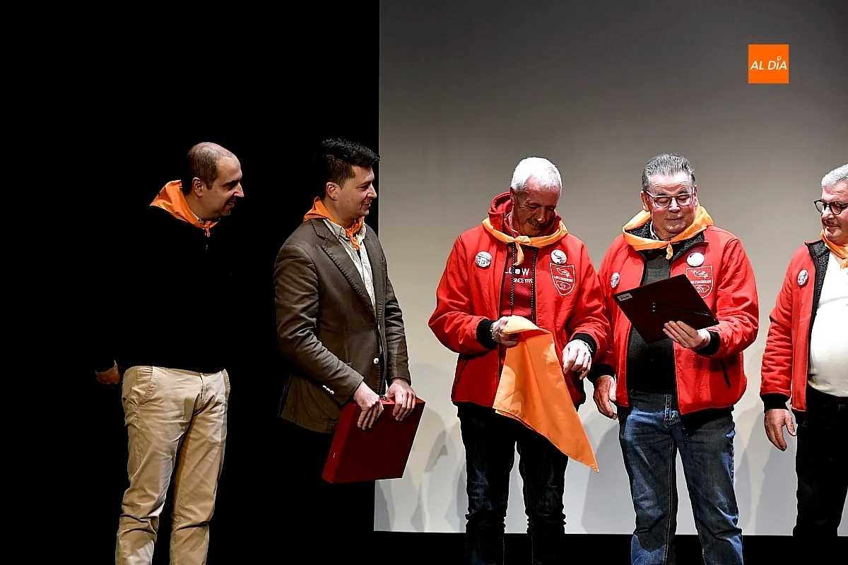 Foto 8 - La radio y la historia del Carnaval se abrazan en el preg&oacute;n de David Vicente y el premio a 'Los Pac&iacute;ficos'