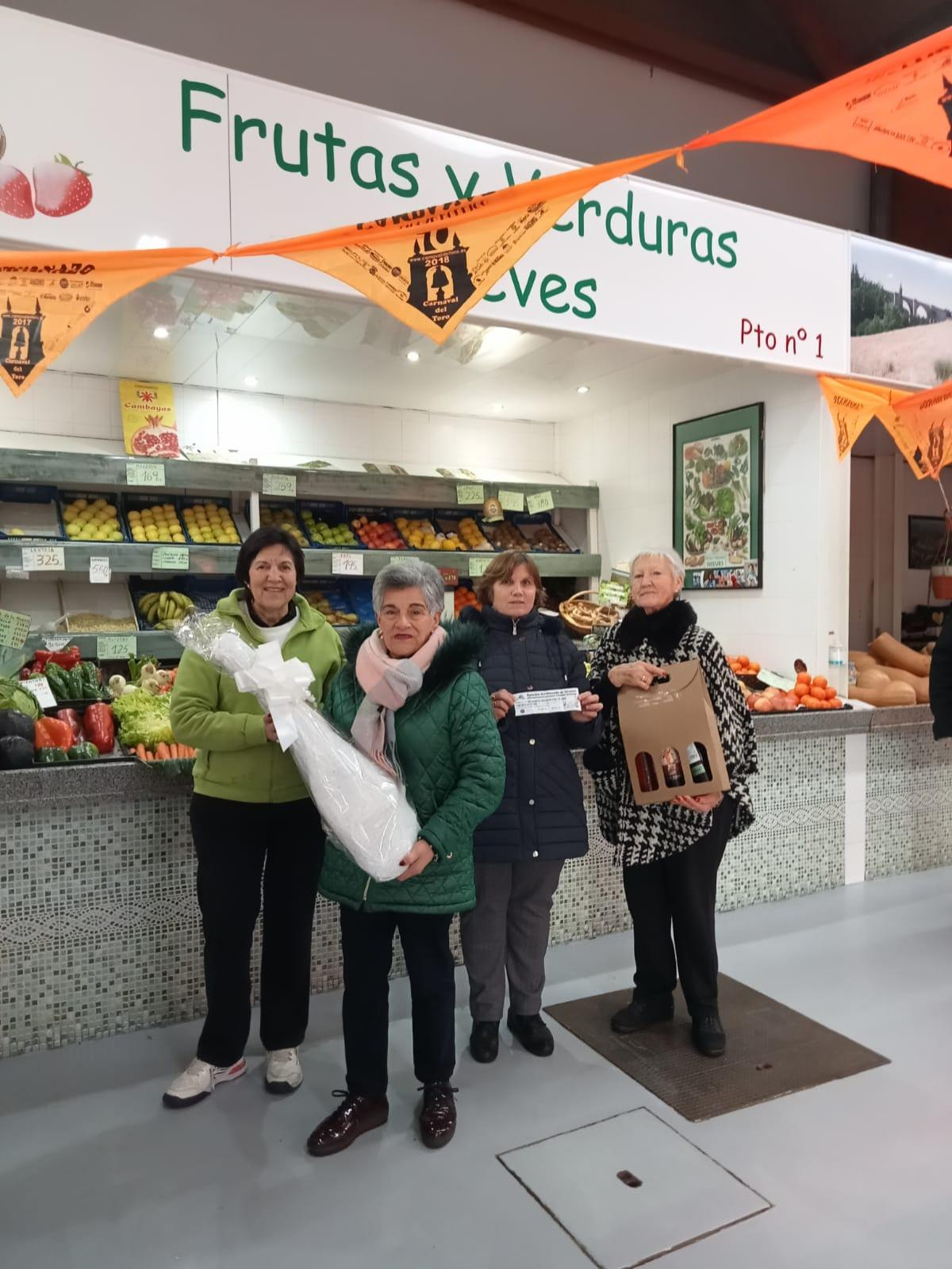 Las Águedas del Mercado de ciudad Rodrigo entregan el premio de la rifa del 5 de febrero 