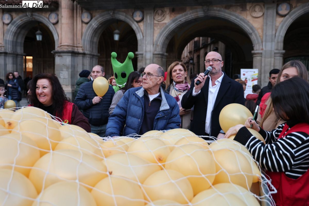 Acto organizado por Pyfano en la Plaza Mayor de Salamanca por el Día Internacional de la Lucha Contra el Cáncer Infantil 2025. Foto de archivo de David Sañudo