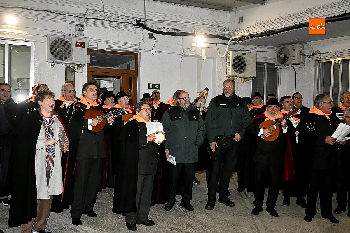 Foto 3 - La Rondalla Tres Columnas lleva el esp&iacute;ritu del Carnaval al cuartel de la Guardia Civil de Ciudad Rodrigo