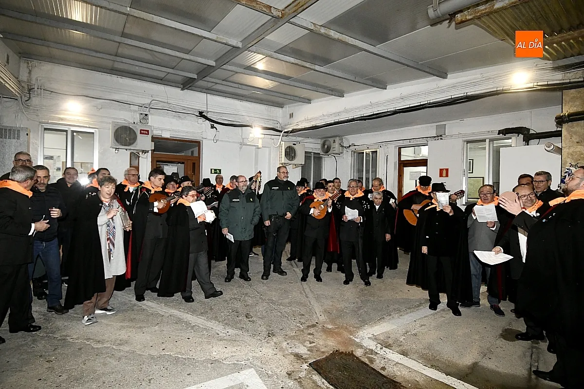 Foto 4 - La Rondalla Tres Columnas lleva el esp&iacute;ritu del Carnaval al cuartel de la Guardia Civil de Ciudad Rodrigo