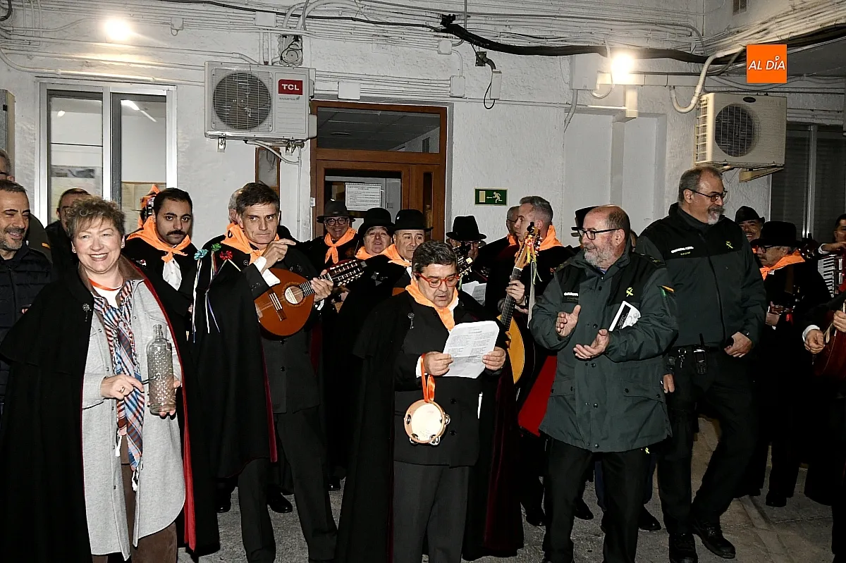 Foto 5 - La Rondalla Tres Columnas lleva el esp&iacute;ritu del Carnaval al cuartel de la Guardia Civil de Ciudad Rodrigo