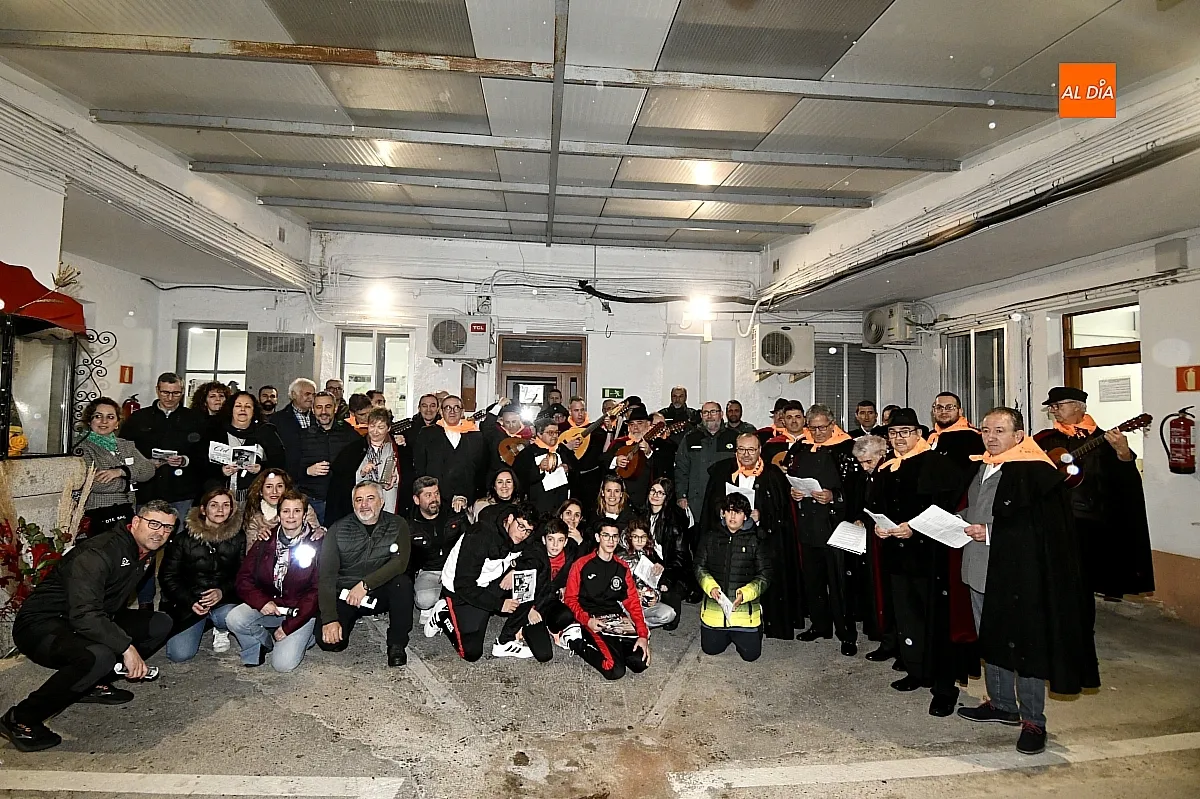 Foto 2 - La Rondalla Tres Columnas lleva el esp&iacute;ritu del Carnaval al cuartel de la Guardia Civil de Ciudad Rodrigo