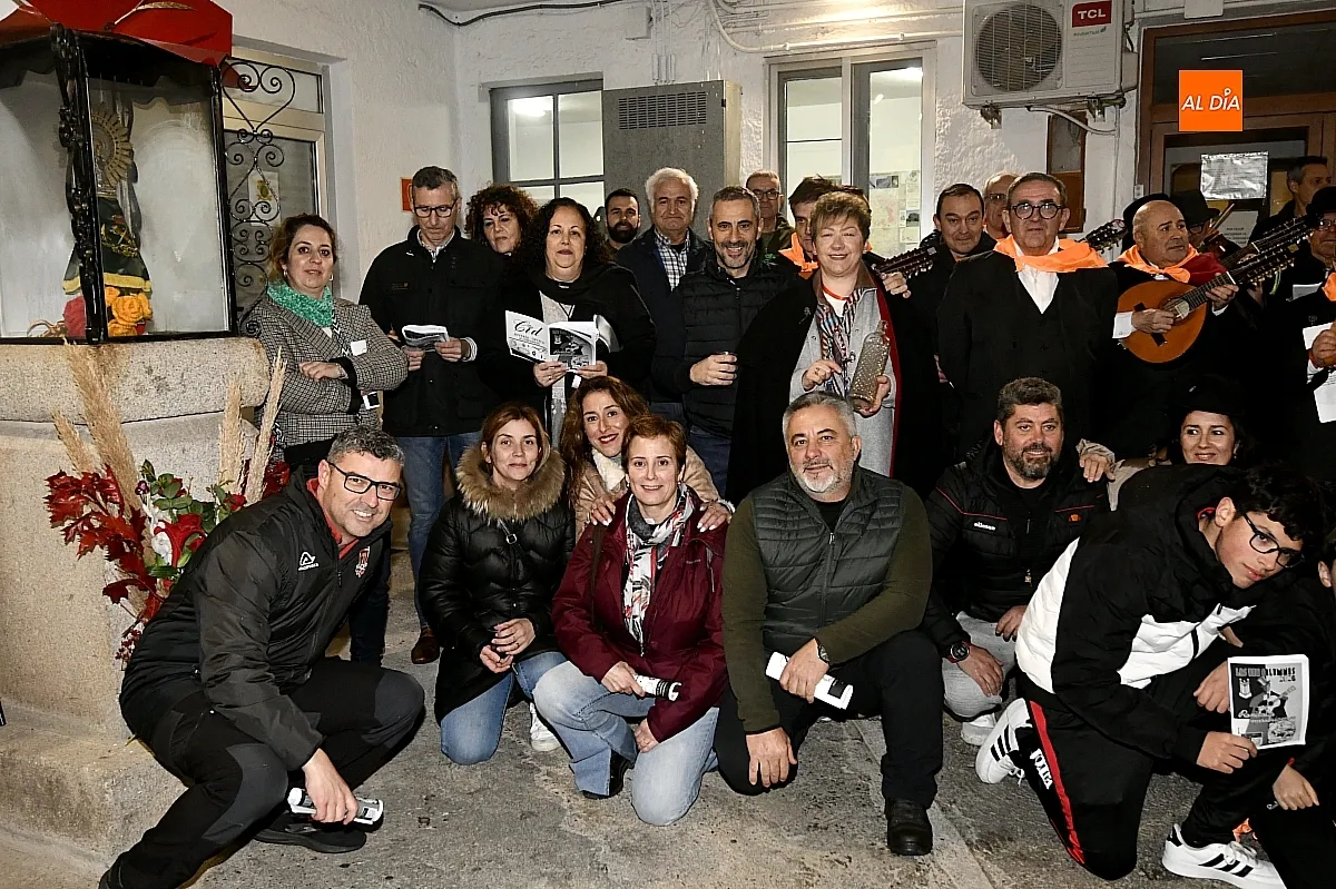 Foto 7 - La Rondalla Tres Columnas lleva el esp&iacute;ritu del Carnaval al cuartel de la Guardia Civil de Ciudad Rodrigo
