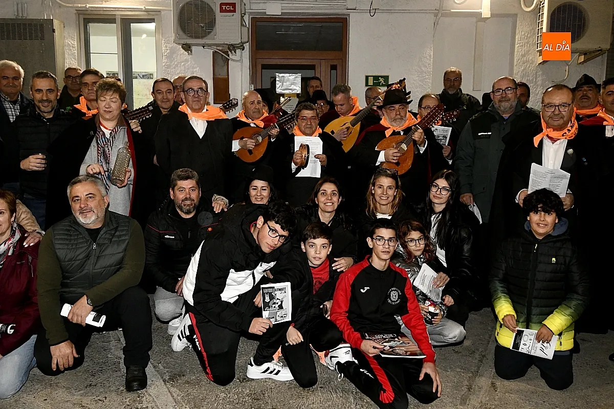 Foto 8 - La Rondalla Tres Columnas lleva el esp&iacute;ritu del Carnaval al cuartel de la Guardia Civil de Ciudad Rodrigo